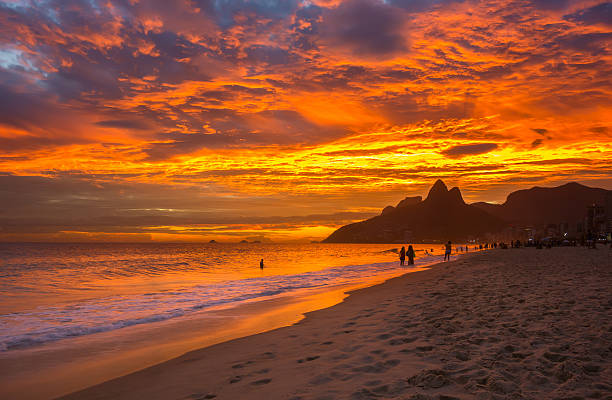 spiaggia di ipanema a rio de janeiro, brasile - rio de janeiro night sugarloaf mountain corcovado foto e immagini stock