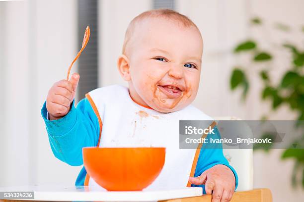 Niño Bebé En El Mismo Sillón De Lactancia Foto de stock y más banco de imágenes de Bebé - Bebé, Comer, Alimento