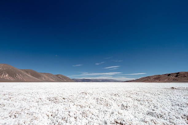 塩水のアンデス山脈を背景に - vanishing point ストックフォトと画像
