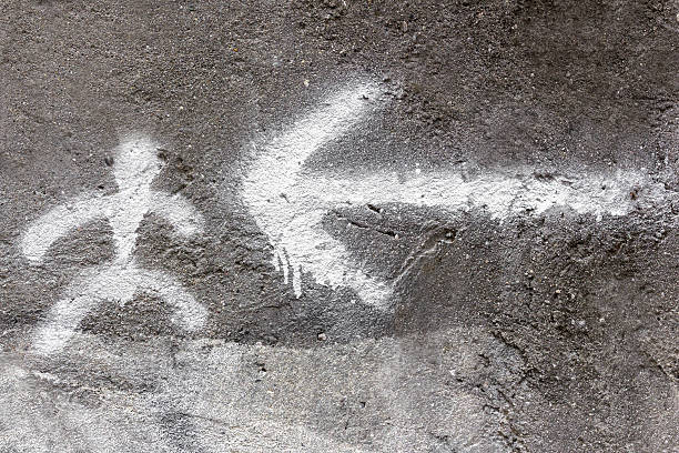 símbolo e flecha individuais - graffiti paintings men walking - fotografias e filmes do acervo