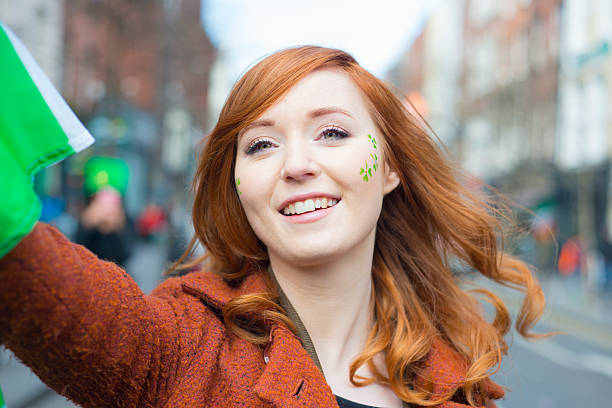 레드 머리 아일랜드 여자아이 시 성 패트릭의 날 퍼레이드 - republic of ireland flag human face irish culture 뉴스 사진 이미지