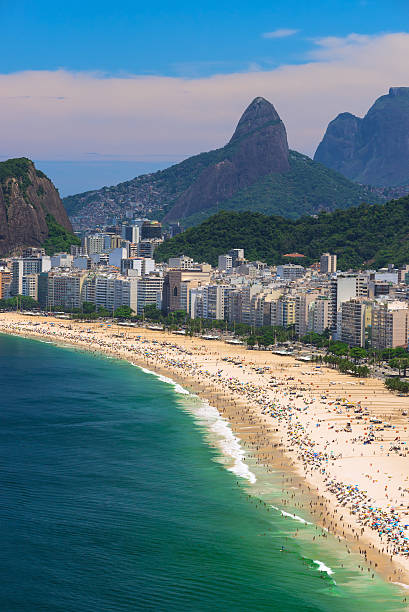 コパカバーナビーチ、リオデジャネイロ州 - rio de janeiro corcovado copacabana beach brazil ストックフォトと画像