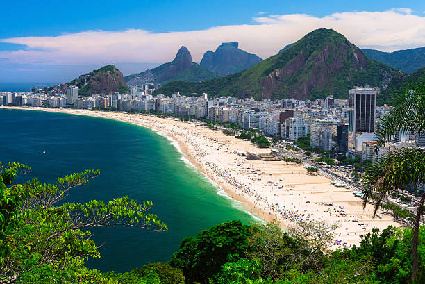 コパカバーナビーチ、リオデジャネイロ州 - rio de janeiro corcovado copacabana beach brazil ストックフォトと画像