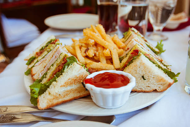kanapki klubowe z frytkami na stronie - sandwich plate food french fries zdjęcia i obrazy z banku zdjęć