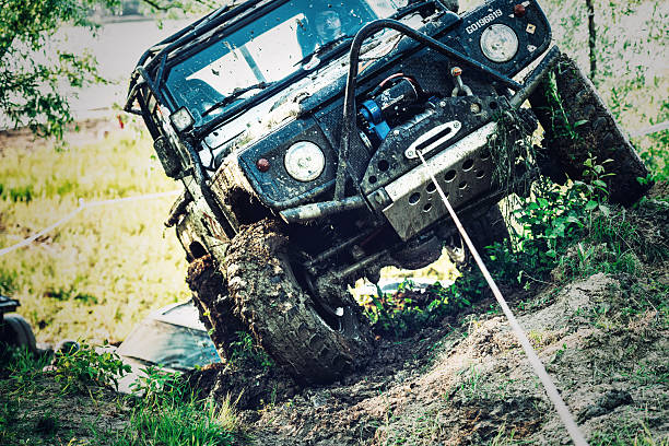 sur la route 4 x 4 course automobile - sports utility vehicle 4x4 car mud photos et images de collection