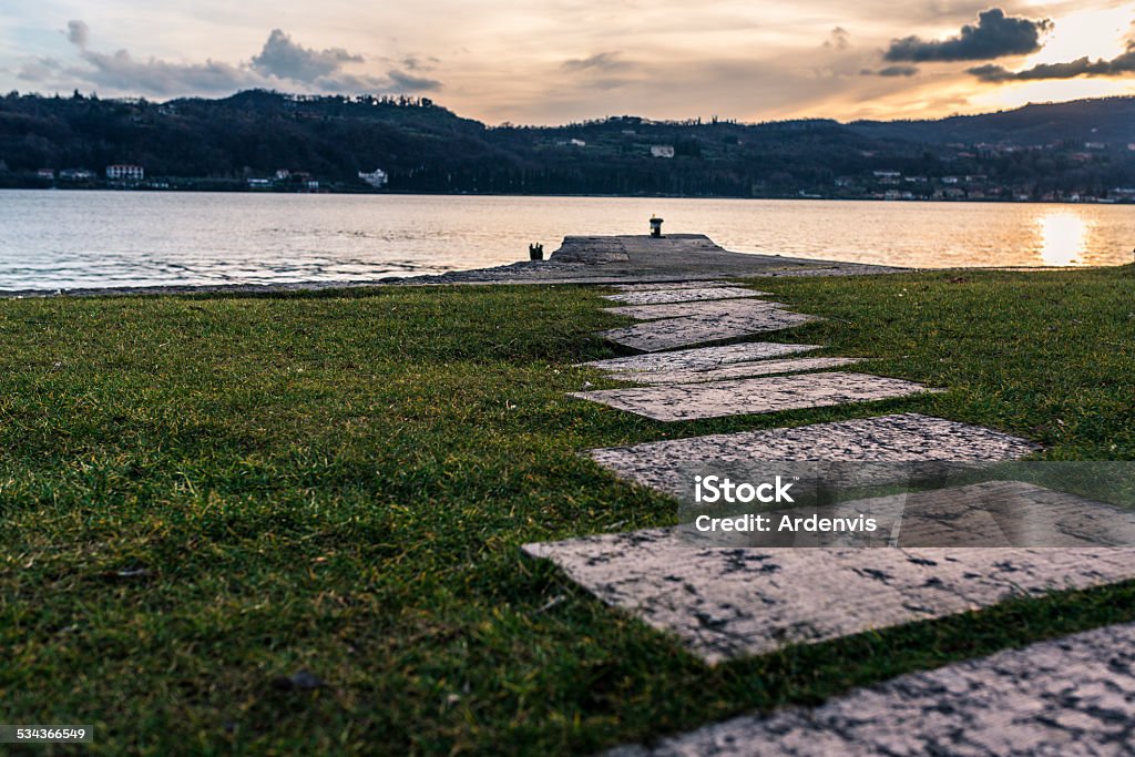 Stone passaggi portano giù verso il Lago di Garda, Salò - Foto stock royalty-free di 2015