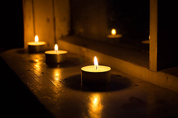 windowsill сandles sur - candle memorial vigil praying candlelight photos et images de collection