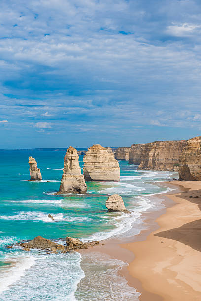 его двенадцать апостолов-горная гряда, виктория, австралия - landscape twelve apostles sea rocks sea rock стоковые фото и изображения