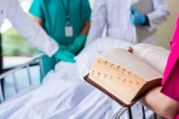 ospedale infermiere o chaplain lettura bibbia in camera del paziente - bible stand foto e immagini stock
