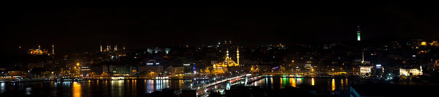 Night sight of the golden horn. Stands out the palace of Topkapi, Sultanhamet , Hagia Sophia and New Mosque