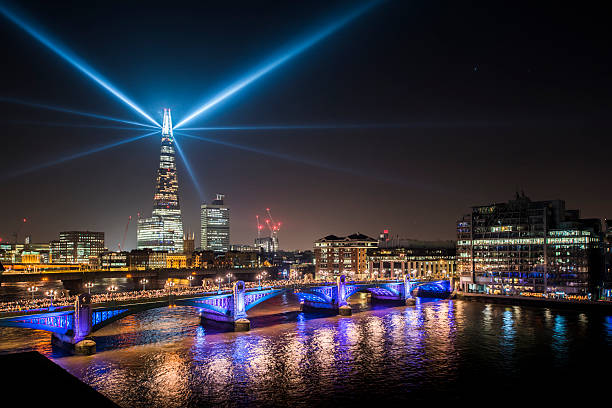 widok southwark most i the shard w nocy - shard zdjęcia i obrazy z banku zdjęć