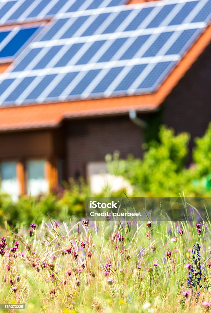 Haus mit Solarzellen - Lizenzfrei Einfamilienhaus Stock-Foto