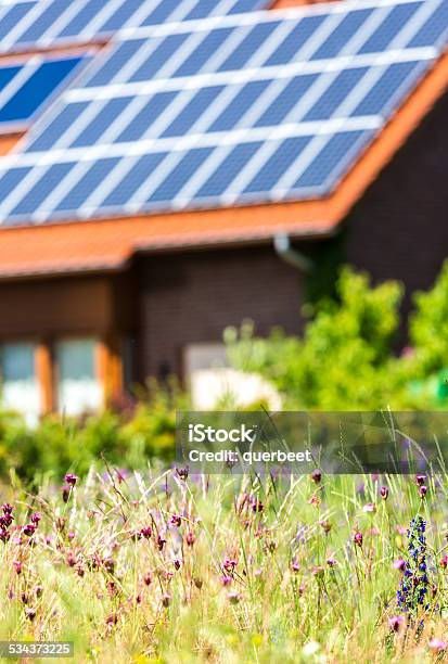 Haus Mit Solarzellen Stockfoto und mehr Bilder von Einfamilienhaus - Einfamilienhaus, Solarkraftwerk, Sonnenenergie