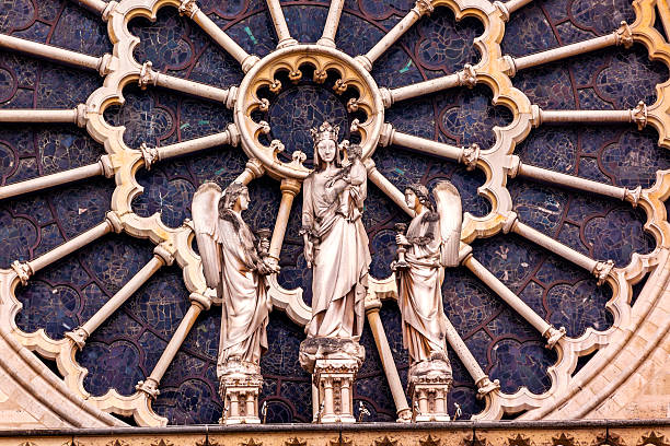 mary engel fassade rose window kathedrale von notre dame paris, frankreich - rose window ile de la cite paris france notre dame stock-fotos und bilder