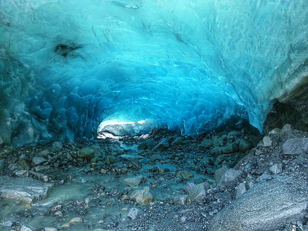 cueva de hielo debajo de un glaciar - glaciar de mendenhall fotografías e imágenes de stock