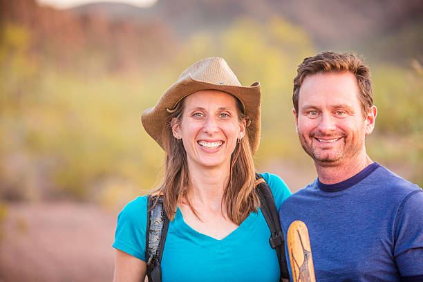 giovani felici escursionisti - hiking sonoran desert arizona desert foto e immagini stock