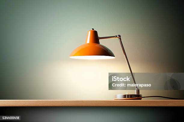 Lampada Anglepoise - Fotografie stock e altre immagini di Lampada elettrica - Lampada elettrica, Tavolo, Lampada anglepoise