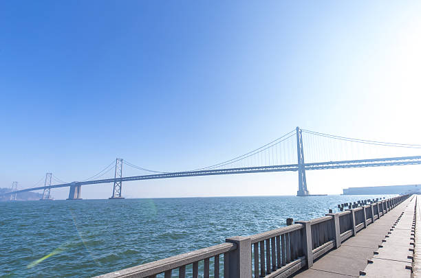 bucht brücke über wasser in san francisco in blauer himmel - bay bridge san francisco county san francisco bay area landscaped stock-fotos und bilder