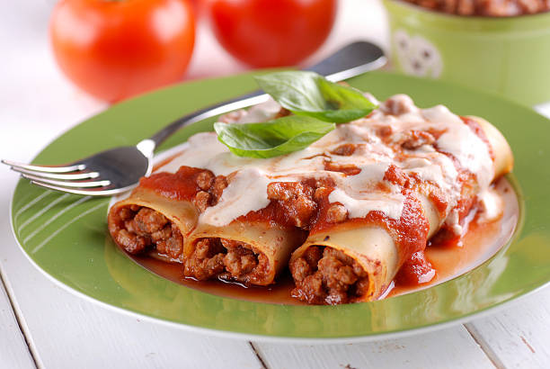 cannelloni mit fleisch sauce - tomato sauce domestic kitchen meat cheese stock-fotos und bilder