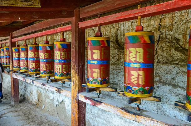 rezar ruedas en tibetano templo - tibet tibetan culture buddhism writing fotografías e imágenes de stock