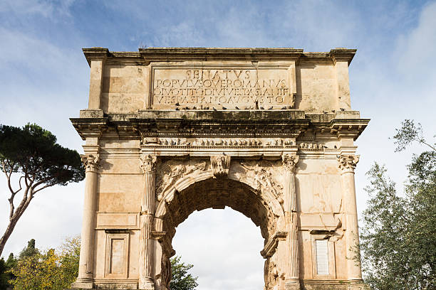 arco de tito no fórum romanum - arch of titus imagens e fotografias de stock