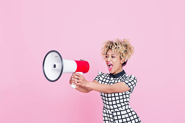 молодая женщина афро американский кричать в рупор - announcement message megaphone public speaker women стоковые фото и изображения