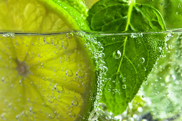 cocktail con lime e menta foglie - mint peppermint water leaf foto e immagini stock