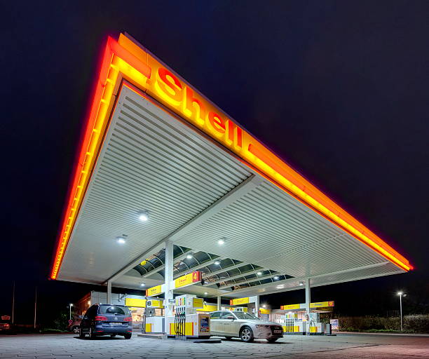 station essence shell - gas station service red yellow photos et images de collection