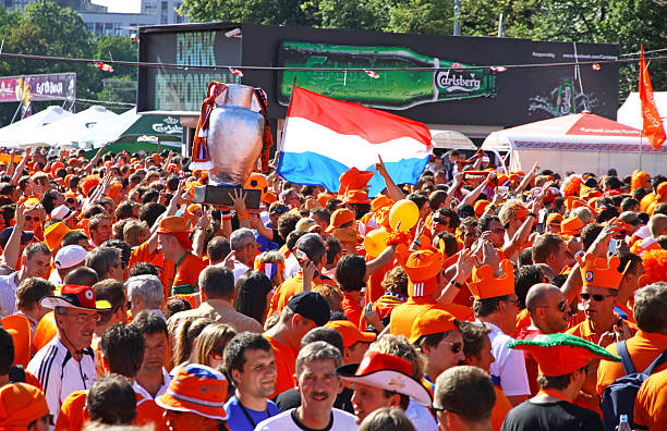 голландия футбольной команды сторонников на улицах харьковский город - uefa стоковые фото и изображения