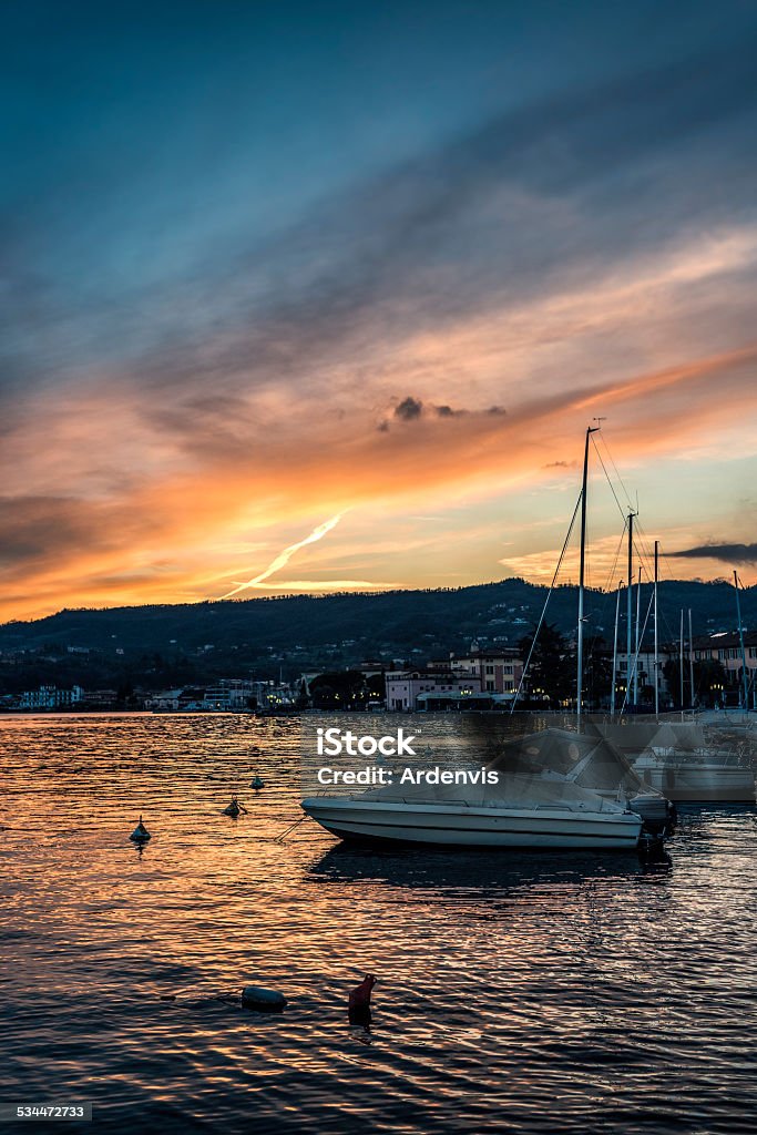 Barche nel porto di Salò al tramonto, Lago di Garda - Foto stock royalty-free di 2015