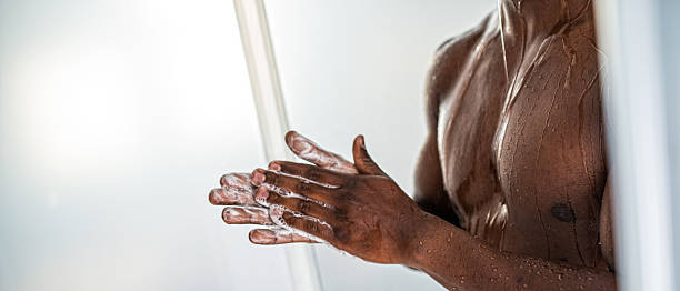男性の手をこすりのシャワー - men naked shower bathroom ストックフォトと画像