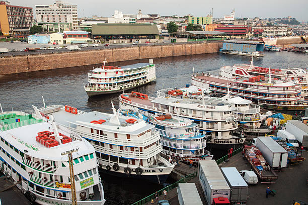 Típicos Amazônia Barcos no porto de Manaus, Brasil - foto de acervo