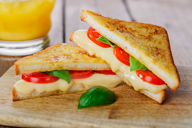 panino tostato fritto con mozzarella, pomodori ciliegini - cheese sandwich foto e immagini stock