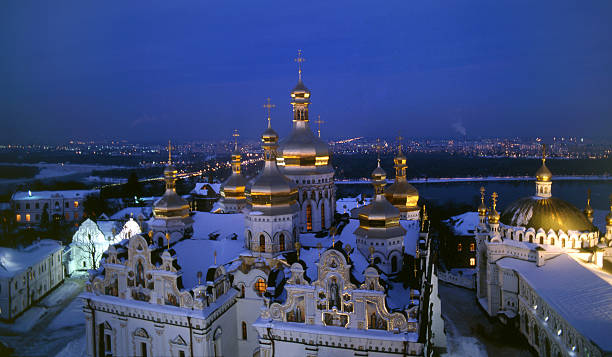 chiesa ortodossa dell'assunzione cattedrale vista notturna - kyiv orthodox church dome monastery foto e immagini stock