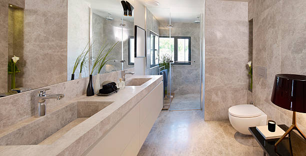 современная ванная комната - tiled floor ceramic floor model home стоковые фото и изображения
