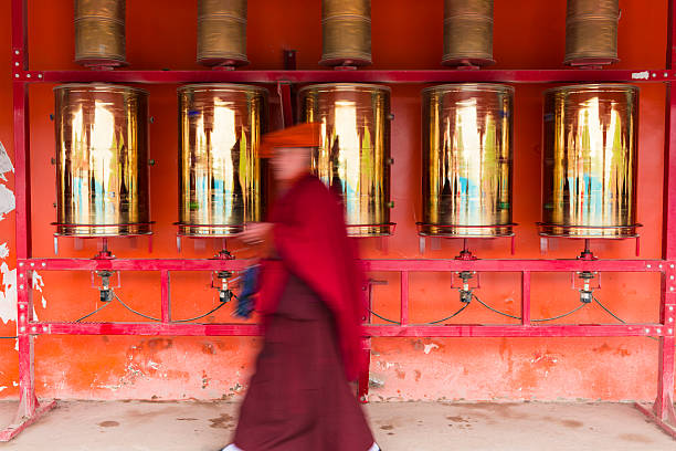 rezar ruedas en tibetano templo - tibet tibetan culture buddhism writing fotografías e imágenes de stock