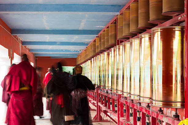 rezar ruedas en tibetano templo - tibet tibetan culture buddhism writing fotografías e imágenes de stock