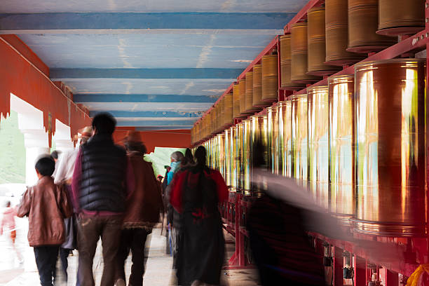 rezar ruedas en tibetano templo - tibet tibetan culture buddhism writing fotografías e imágenes de stock