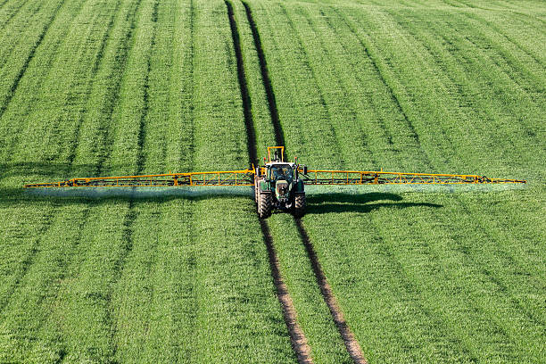 agricultura-papo pulverização - agricultural activity yorkshire wheat field imagens e fotografias de stock