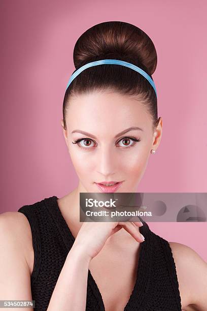 Photo libre de droit de Fille Avec Portrait De Slim Impeccable Maquillage Et Le Chignon banque d'images et plus d'images libres de droit de Adulte