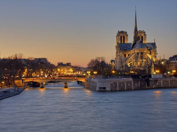 notre-dame иллюминация - pont de la tournelle стоковые фото и изображения