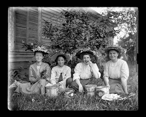 young, victorian -, chicas comiendo cerezas época - historia fotos fotografías e imágenes de stock