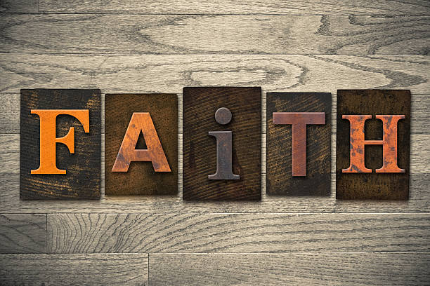 faith concetto di legno rilievografia tipo - praying religion spirituality letterpress foto e immagini stock