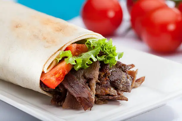 Wrap meat doner on plate.