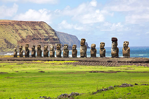 ahu tongariki - moai statue photos et images de collection