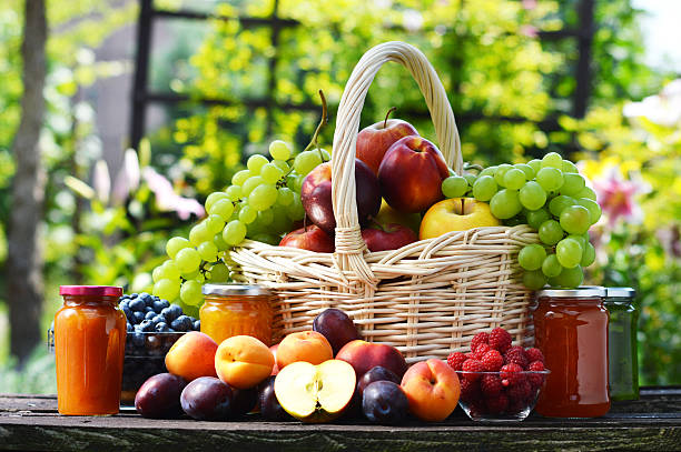 잘 익은 신선한 유기농 과일 가든. 균형 잡힌 식단 - basket wicker marinated preserves 뉴스 사진 이미지