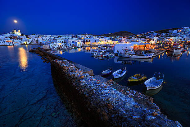 típico islands'pueblo griego de naousa, paros island - scenics multi colored greece blue fotografías e imágenes de stock