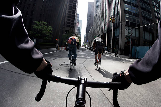 ejecutar una luz amarilla en la ciudad de nueva york - city bike fotografías e imágenes de stock