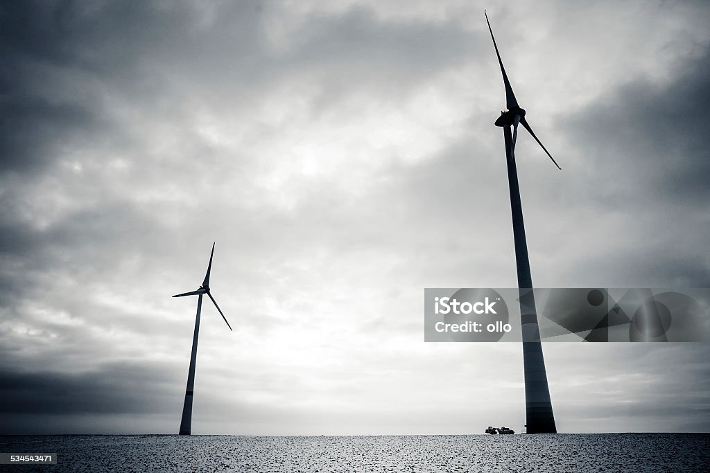 Wind turbines, winterly Escena rural; Contraluz - Foto de stock de 2015 libre de derechos