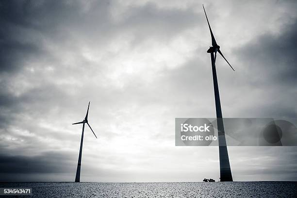 Wind Turbines Winterly Escena Rural Contraluz Foto de stock y más banco de imágenes de 2015 - 2015, Aerogenerador, Aire libre